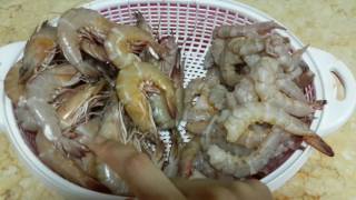 طريقة تنظيف و تقشير الجمبري(الربيان) comment nettoyer et éplucher les crevettes