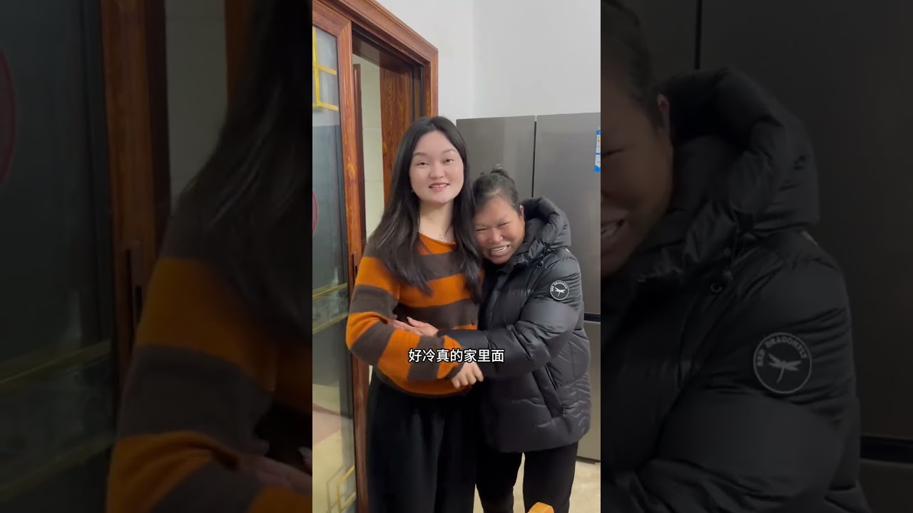 妈妈的老房子装修总算要收尾啦～我们姐弟几个一起回去帮妈妈做最后的参谋，家具和软装要布置起来啦，回到老家妈妈准备了一桌香喷喷的家常饭菜——老妈的饭永远都是冒着热乎气