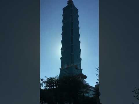 大家一起來台北101大樓附近走走逛逛吧????看這幾棟超級商業大樓，真是太可愛了吧。