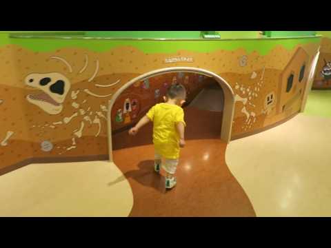 2016-10-06 全弟在麵包超人博物館跑來跑去
