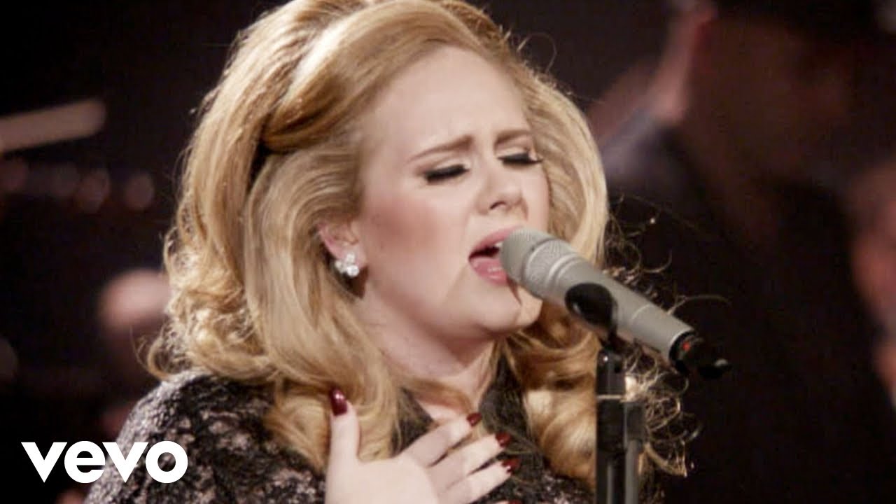 Adele - Rolling In The Deep (Live - An Audience With Adele)