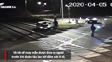 Thời Đại - Kinh hoàng cảnh ô tô mắc kẹt trên đường ray bị tàu hỏa đâm nát