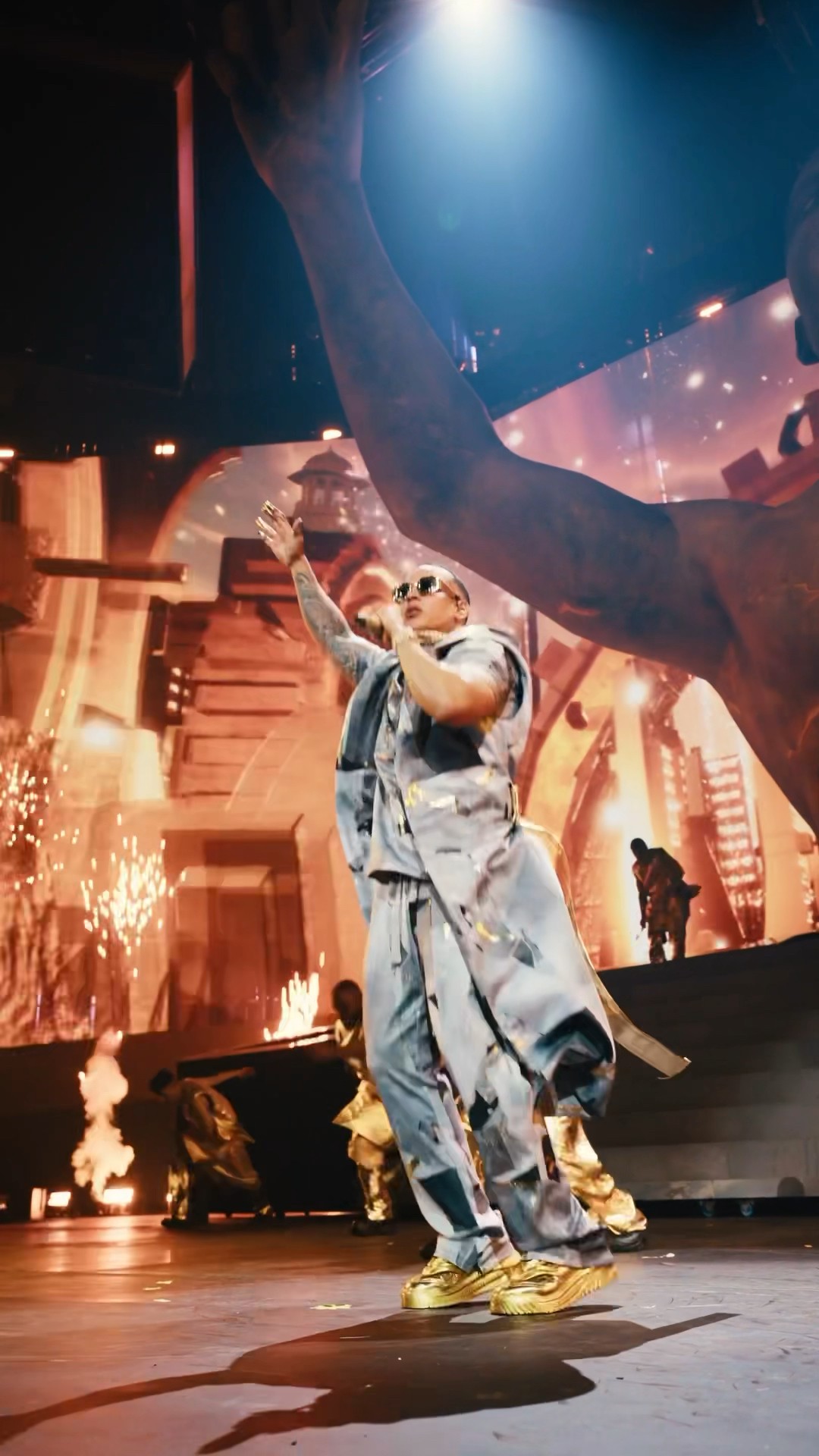 Tercera noche ??? , hoy celebramos con todo el mundo en nuestro live?    lameta.daddyyankee.com