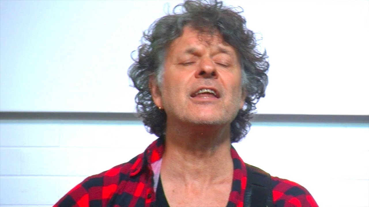 No use for a gun (Rory McLeod) - YouTube