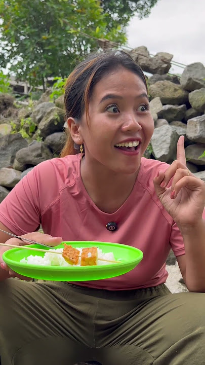 Kasihan kakak cuman makan nasi doang.
