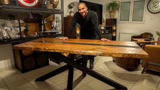 Table à manger en bois massif, résine epoxy et métal