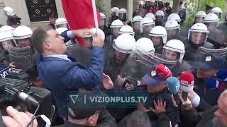 Molotov e përplasje para Bashkisë, opozita: Erion Veliaj i zhytur në korrupsion