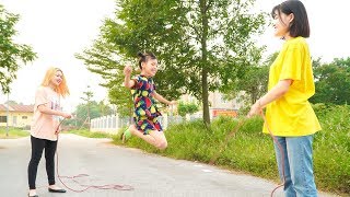 Kids go to School Playing Jump Rope In Outdoor Playground - bermain lompat tali di taman bermain