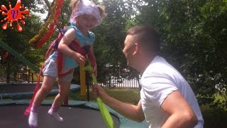 ПРЫГАЕМ ВЕСЕЛО НА БАТУТЕ, парк аттракционов. FUN jump on a trampoline, an amusement park.