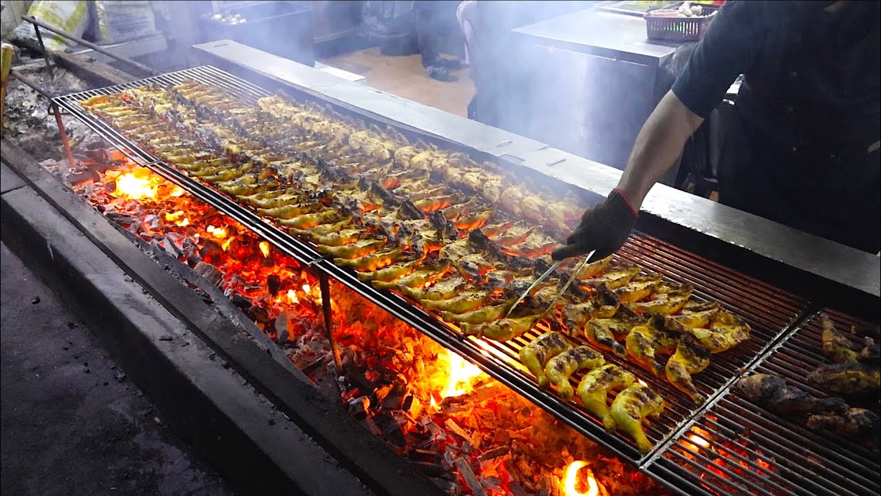 Удивительный процесс приготовления курицы-гриль и липкого риса из бамбука в Малайзии