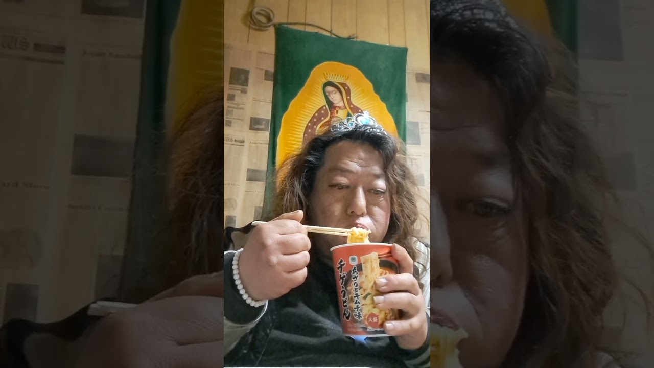 ファミリーマート　ペヤング超大盛ソース焼きそばPEYOUNGPREMIUM　だし香る肉と天ぷら　あさりとキムチ味チゲうどん　特製タレの味付けたまご　納豆巻き　コーヒー　おまけヒーリング&お祓い鈴　