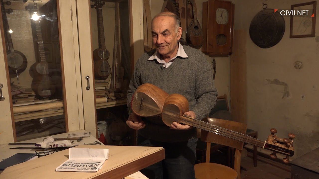 Մարդը նոտաների հետևում