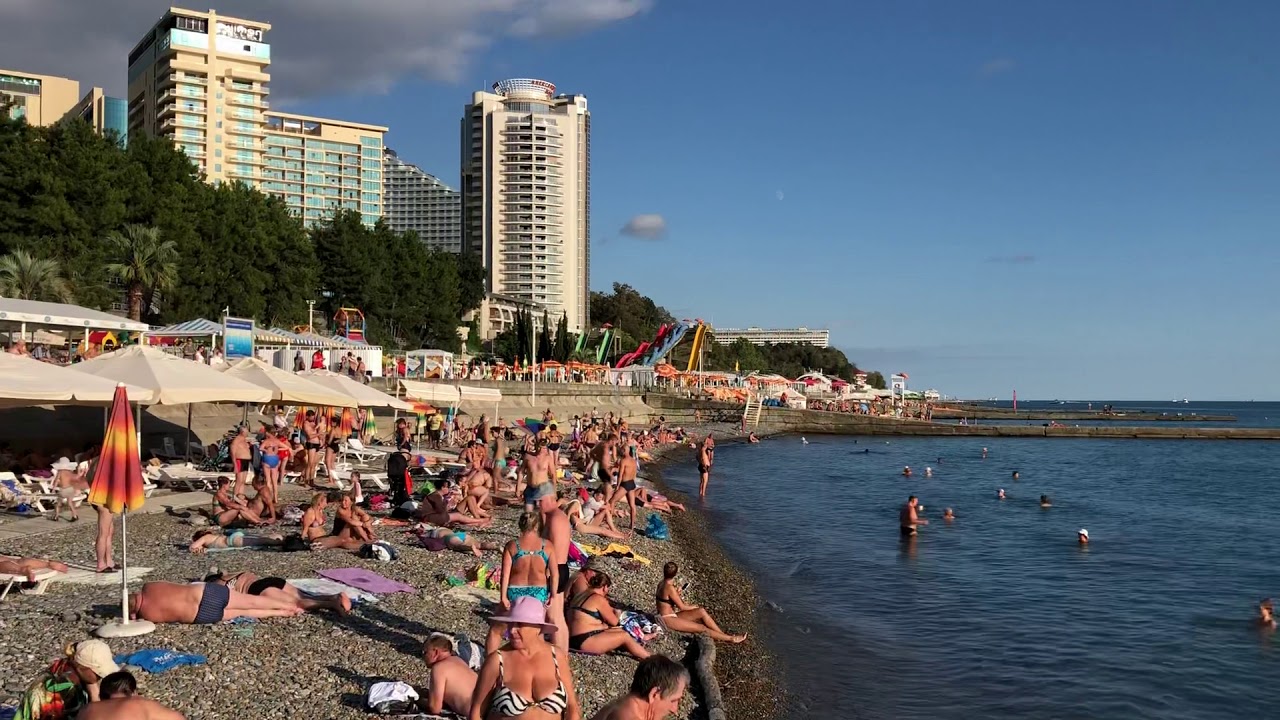 Море в сочи в сентябре. Сочи климат для проживания. Погода в сочи в сентябре 2020. Море в геленджике сейчас 2022. Какой сентябрь в сочи.
