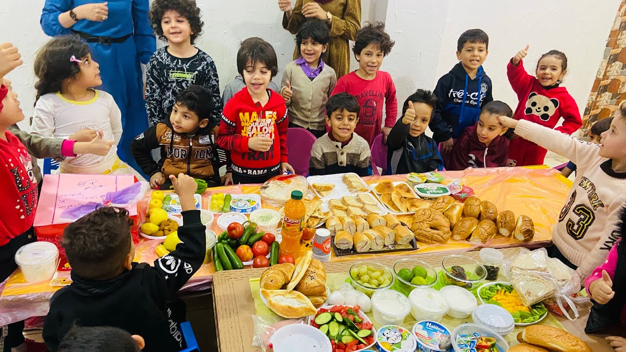 شاهد نشاط الإفطار الجماعي مع طلاب الروضة.