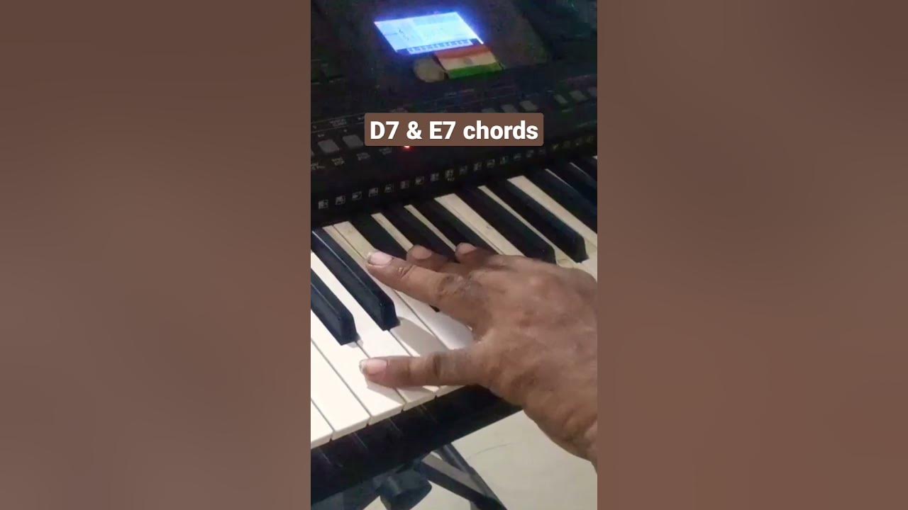 D7 and E7 chords on piano. - YouTube