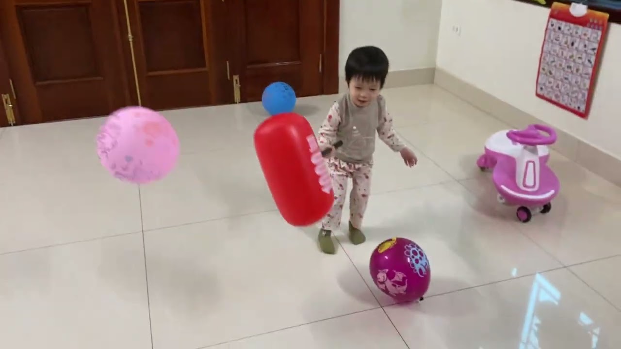 Em bé chơi đập bóng #sam 