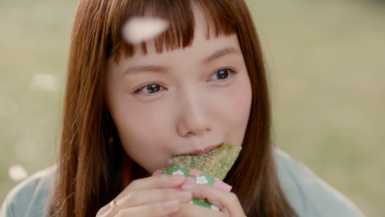 宮﨑あおい、桜舞う公園で抹茶黒蜜わらびもちパイをぱくり！「たまんな