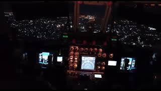 Pemandangan Dari Kokpit saat mau mendarat di malam hari