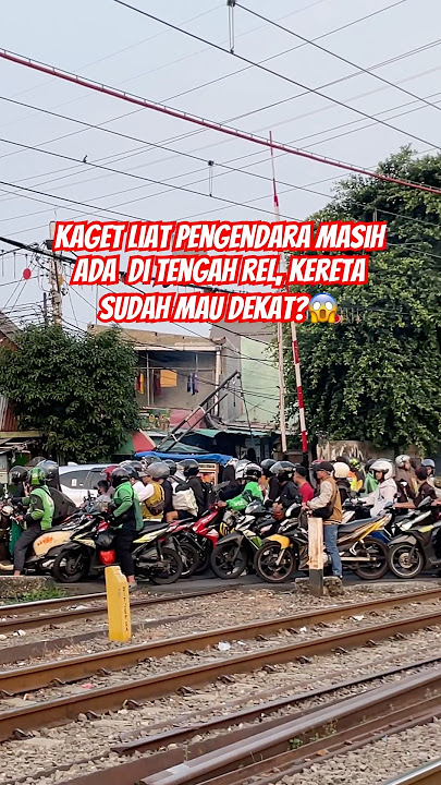 kaget liat kendaraan masih banyak di tengah rel, kereta dua arah sudah dekat? 😱 #kereta #videoviral