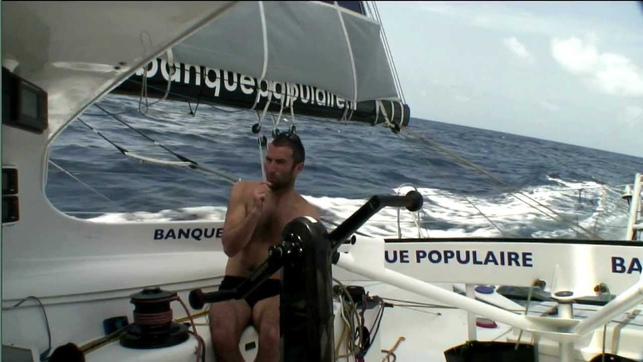 Armel Le Cléac'h en plein strip tease à bord de Banque Populaire - Vendée Globe 2012 2013