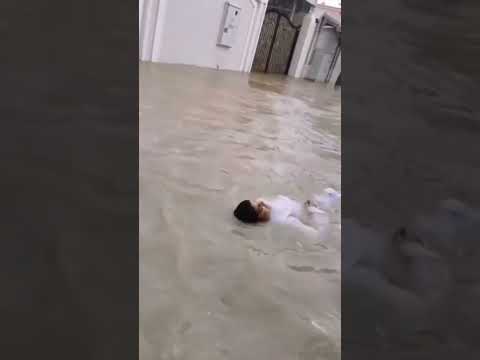 ??? أقوى أمطار الفجيرة يسبح فيه طفل Fujairah is exposed to strong torrential rain‎ ‬⁩ ⁦ climate‬⁩