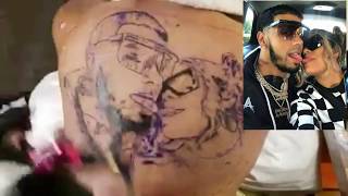 Anuel Aa Se Hace Un Tatuaje En La Espalda Con La Cara de Karol G y La De El - Real Asta La Muerte
