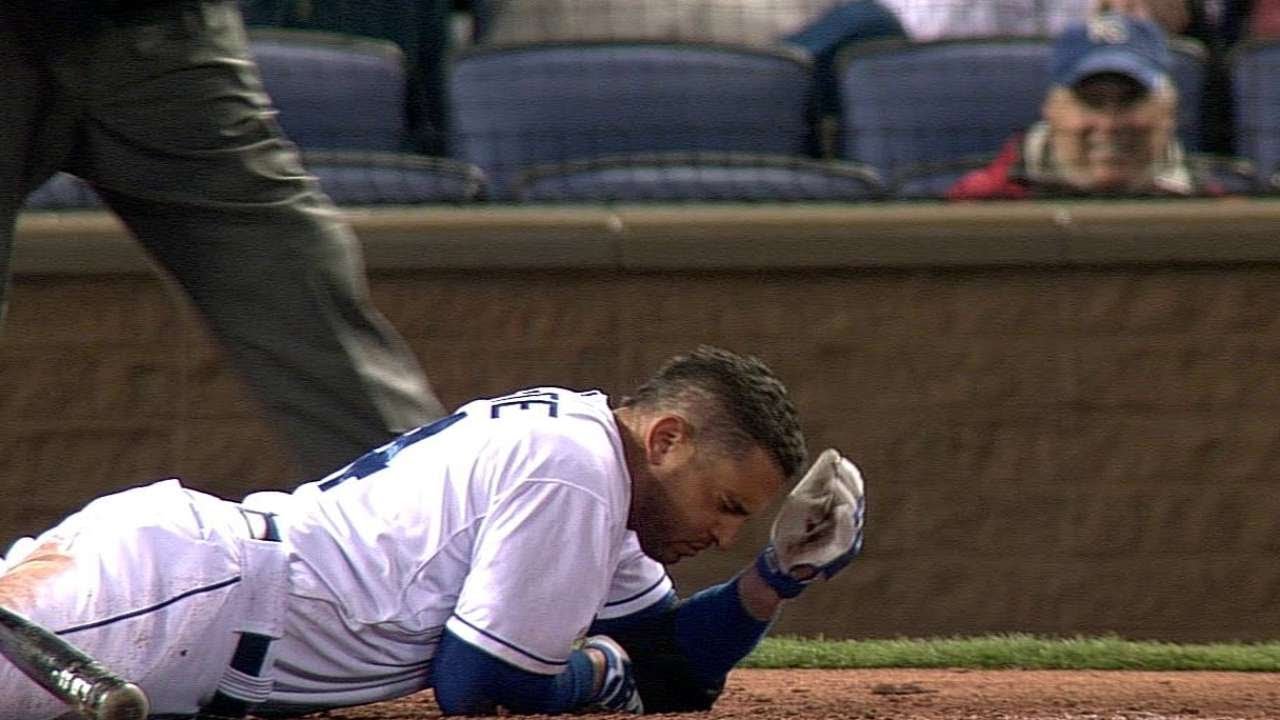 TB@KC: Infante leaves game after being hit by pitch 