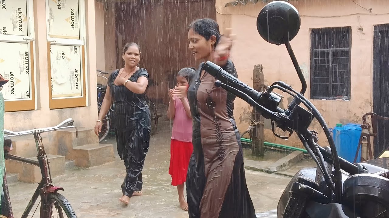 देखिए फ्रेंड बारिश में बबली कैसे नहा रही है