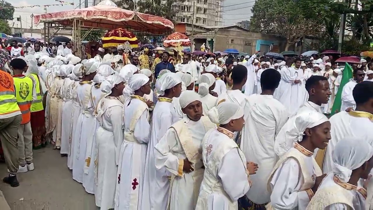 ለኛ ያላረገው ከቶ ምን አለና አፋችን ዝም አይበል እናቅርብ ምስጋና 