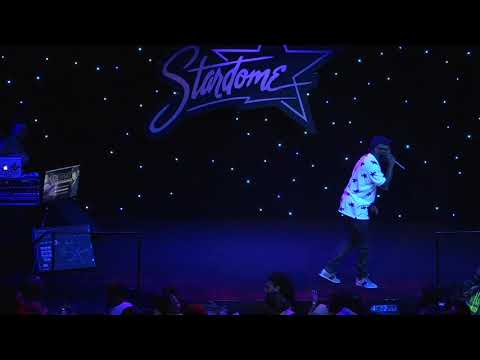 Rickey Smiley Performs Elton John Classic At Karaoke Night!