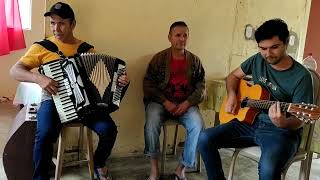 Pai e filho cantando Blusa Amarela Gino e Geno 'cover