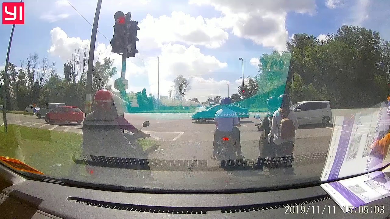 MOTORIST JUMPED TRAFFIC LIGHT - YouTube