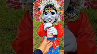 Download Lagu Ondel-Ondel Lari Ambil Susu Strawberry! 😂🥛 Lucu Banget Asli! #trendingshorts MP3 Download Lagu Ondel-Ondel Lari Ambil Susu Strawberry! 😂🥛 Lucu Banget Asli! #trendingshorts MP3