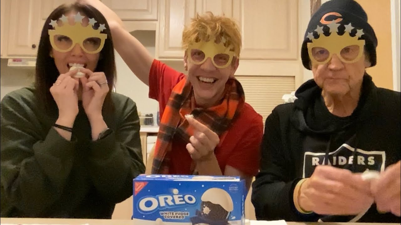 Unnamed Oreo Review: White Fudge Oreo