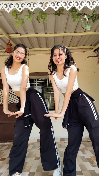 Aao kabhi haveli pe🎶🖤#youtubeshorts #dance #trending #song #love #shortvideo #bollywood #viral