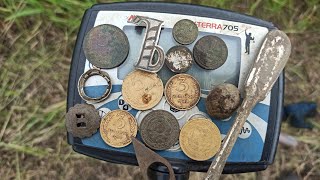 Копаю монеты на нетронутом месте. 5 копеек 1945 г. Серебро порадовало.