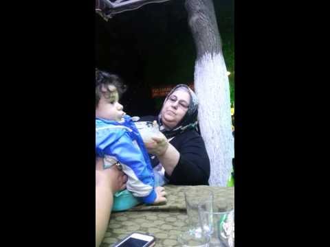 babanne torununa mama yedirirken komik hareketleri