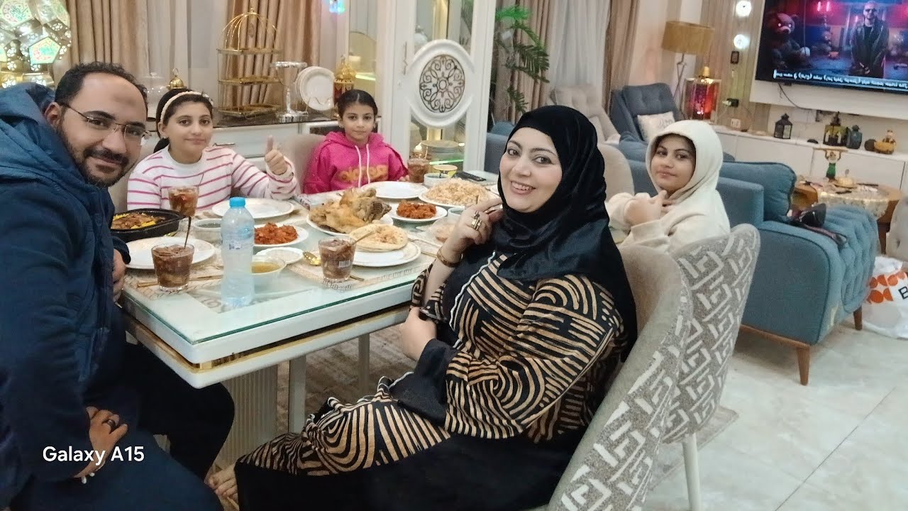 عملت سفره في ساعتين وعملت المحمر والمشمر جوزي رجع من السفر جايب معاه خيرات وطلب الاكل مني