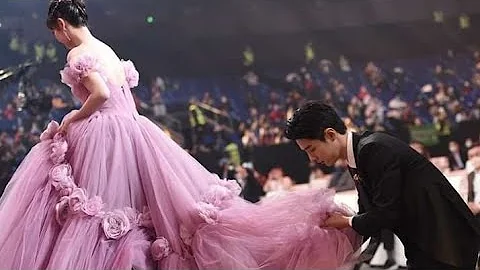 song weilong helped seven tang at red carpet xiao zhan helps to carry yangzi dress weibo night 2021 - DayDayNews