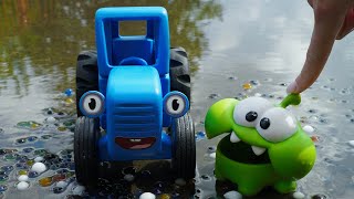 Синий трактор и Ам Ням играют на улице в луже - Поиграем в Синий трактор - Герои из мультиков