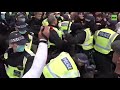 Лондон - произошла стычка между протестующими против коронавирусных ограничений и полицией.