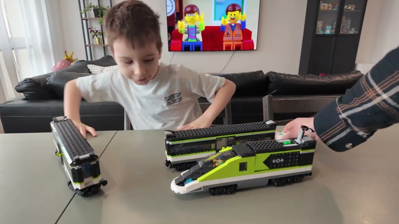 Огляд LEGO City Train 60337 🚆 Збираємо та запускаємо потяг!