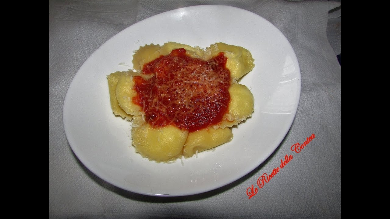 Pasta fatta in casa. Ravioli di ricotta