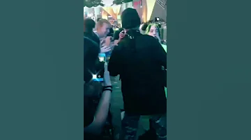 شاهد رد فعل بيلى ايليش Billie Eilish بعد ما تحرش بها احد المعجبين 
