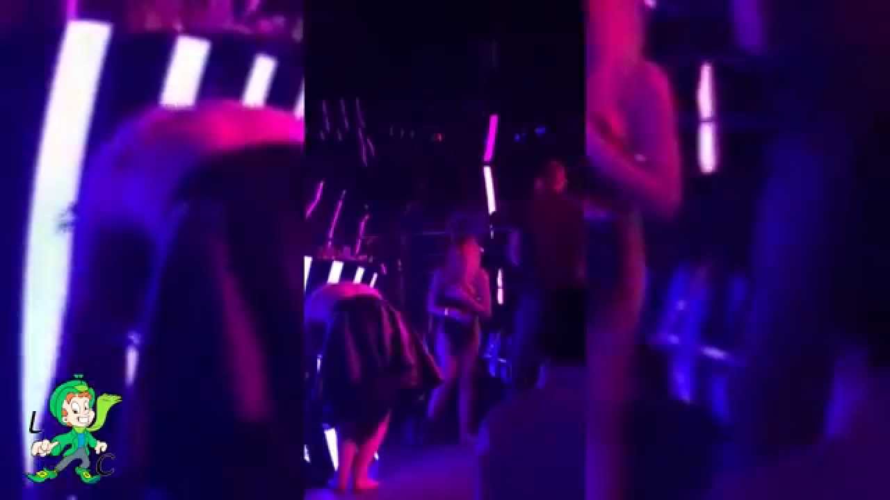 Раздевания в клубе Раздевания в клубе