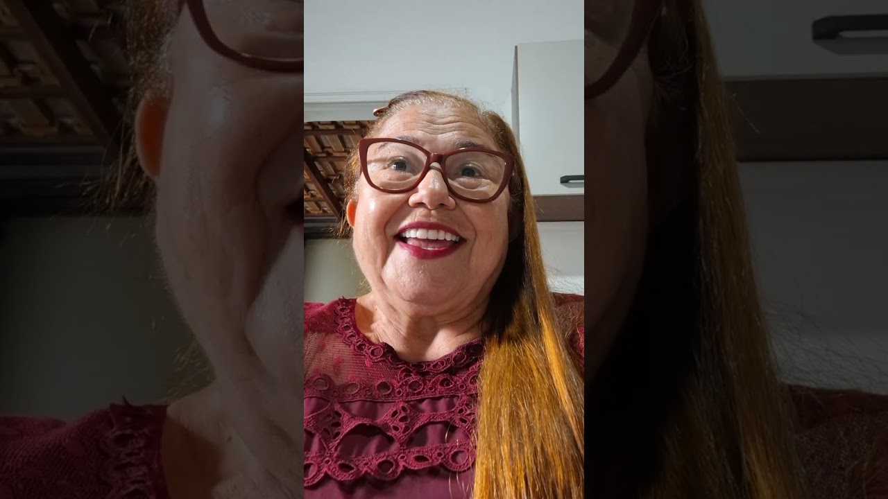 Um casal que se amam e se desejam loucamente um pelo outro e precisam que continuem. 