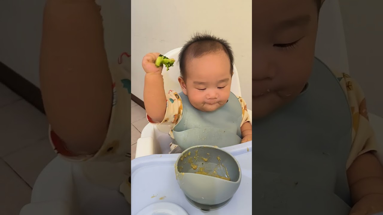 Ethan 7 bulan. Makan sambil megang brokoli