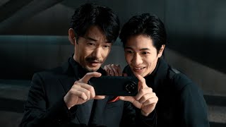 竹野内豊&志尊淳、シックなスーツ姿でユーモラスな会話が楽しい／SHARP スマートフォン「AQUOS」CM