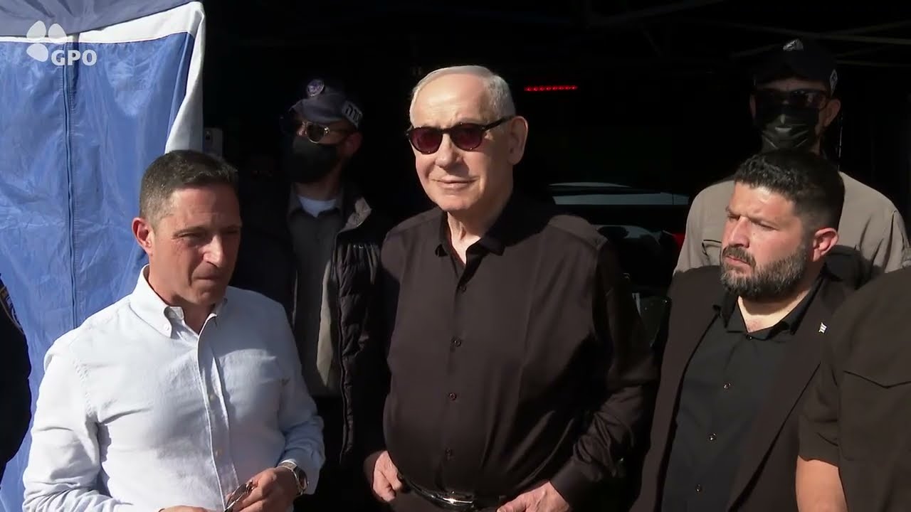 ראש הממשלה בנימין נתניהו הגיע לזירת הנפילה בבאר שבע ונפגש עם ראש העיר רוביק דנילוביץ׳