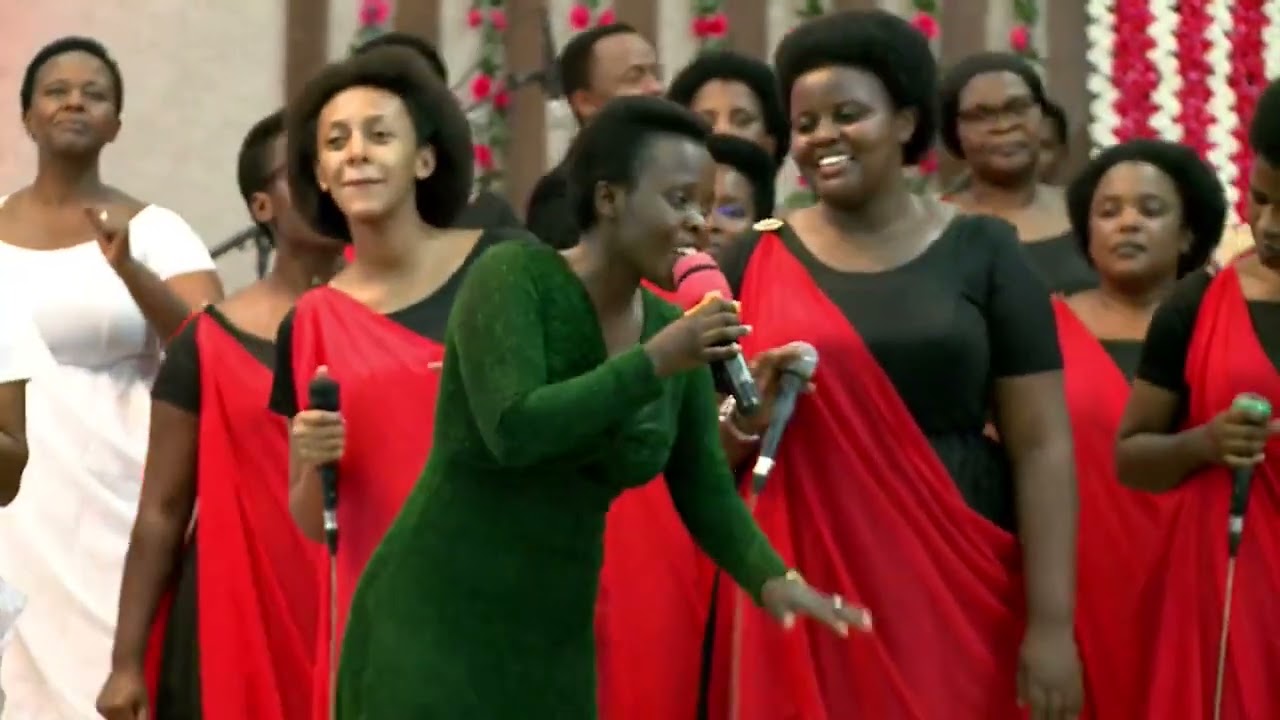 UMURIRIMBYI WA CHORALE ELAYONO ATUNGUYE ABANTU AYOBORA INDIRIMBO YA CHORALE AMAHORO MU IGITARAMO!!!!